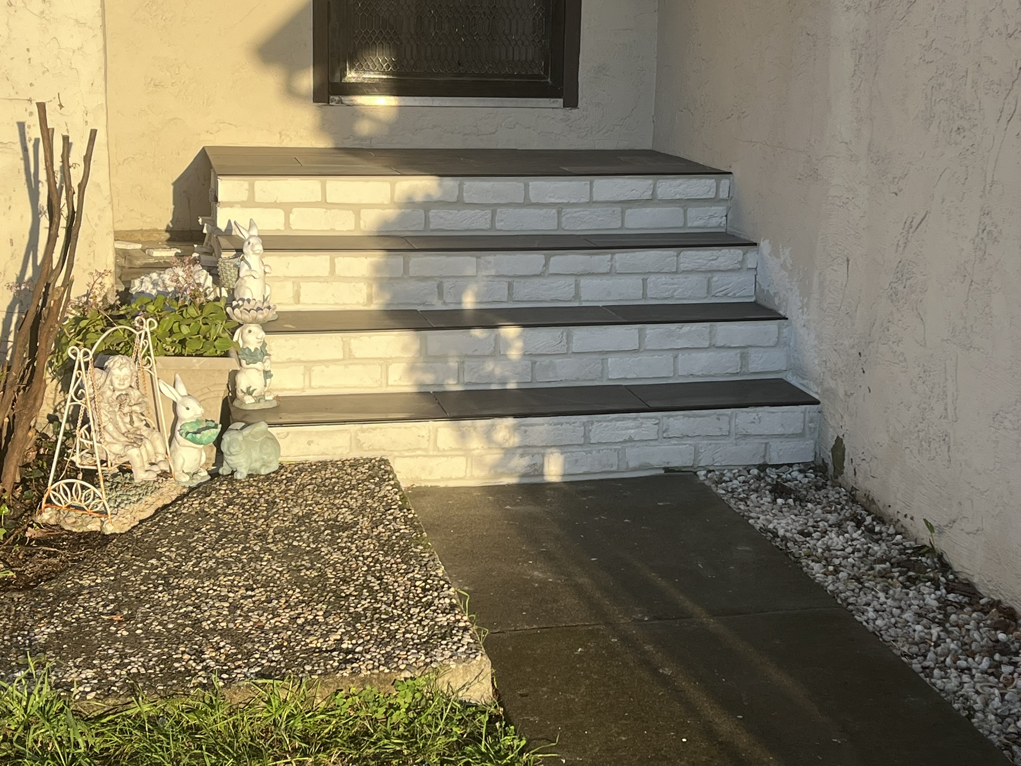 A set of white masonry/brick stairs built by Elite Fireplace.